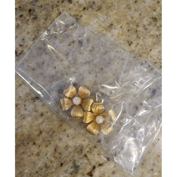 Vintage Gold Tone Textured Flower Daisy Faux Pearl Prong Center Clip on Earrings - Picture 6 of 6